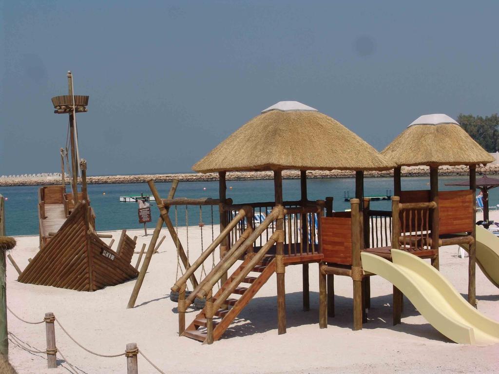 Radisson Blu Resort, Sharjah Bagian luar foto Playground at the beach