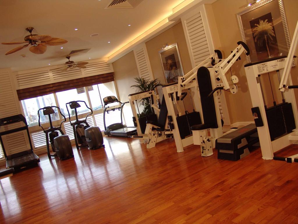 Radisson Blu Resort, Sharjah Fasilitas foto A gym at a hotel
