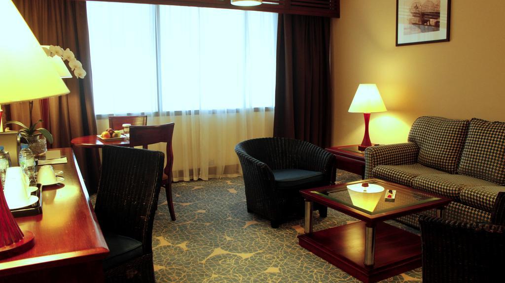 Radisson Blu Resort, Sharjah Bagian luar foto A suite at the hotel