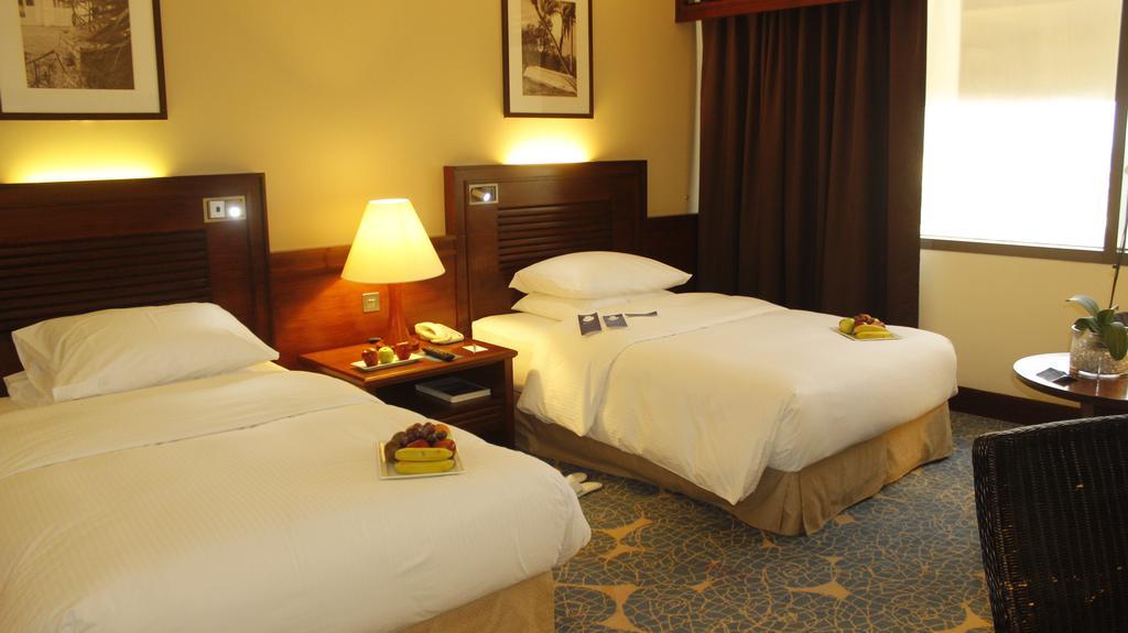 Radisson Blu Resort, Sharjah Bagian luar foto A room at the hotel