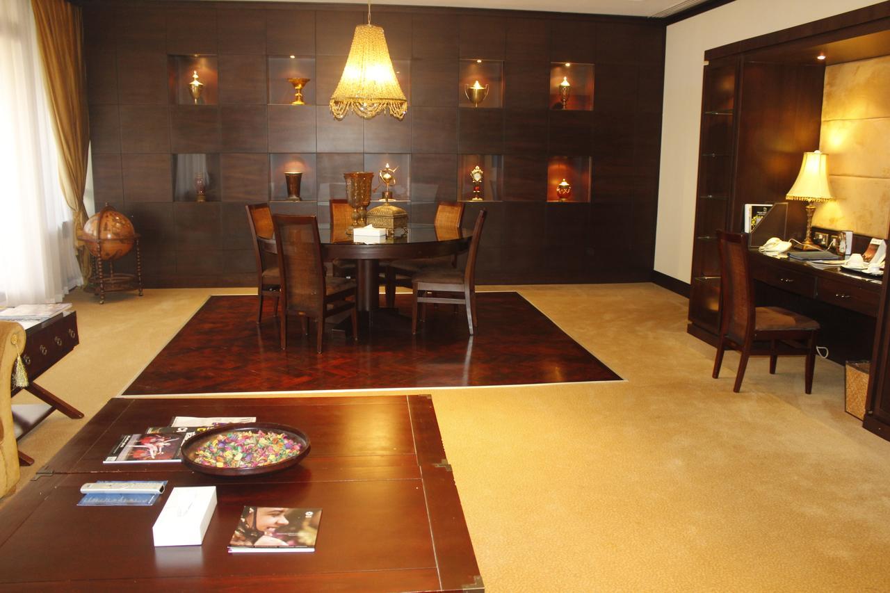 Radisson Blu Resort, Sharjah Bagian luar foto A suite at the Ritz-Carlton, Dubai
