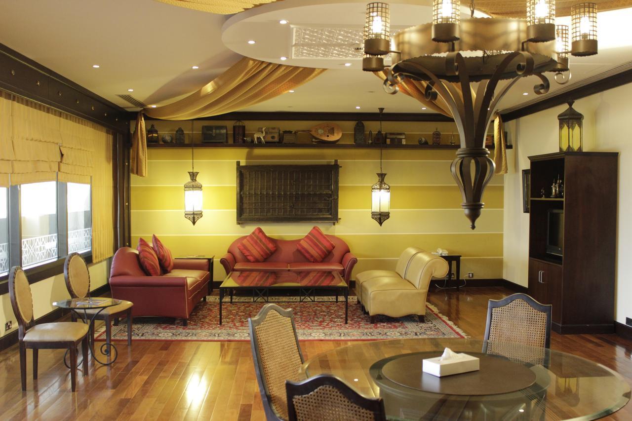 Radisson Blu Resort, Sharjah Bagian luar foto The interior of the club