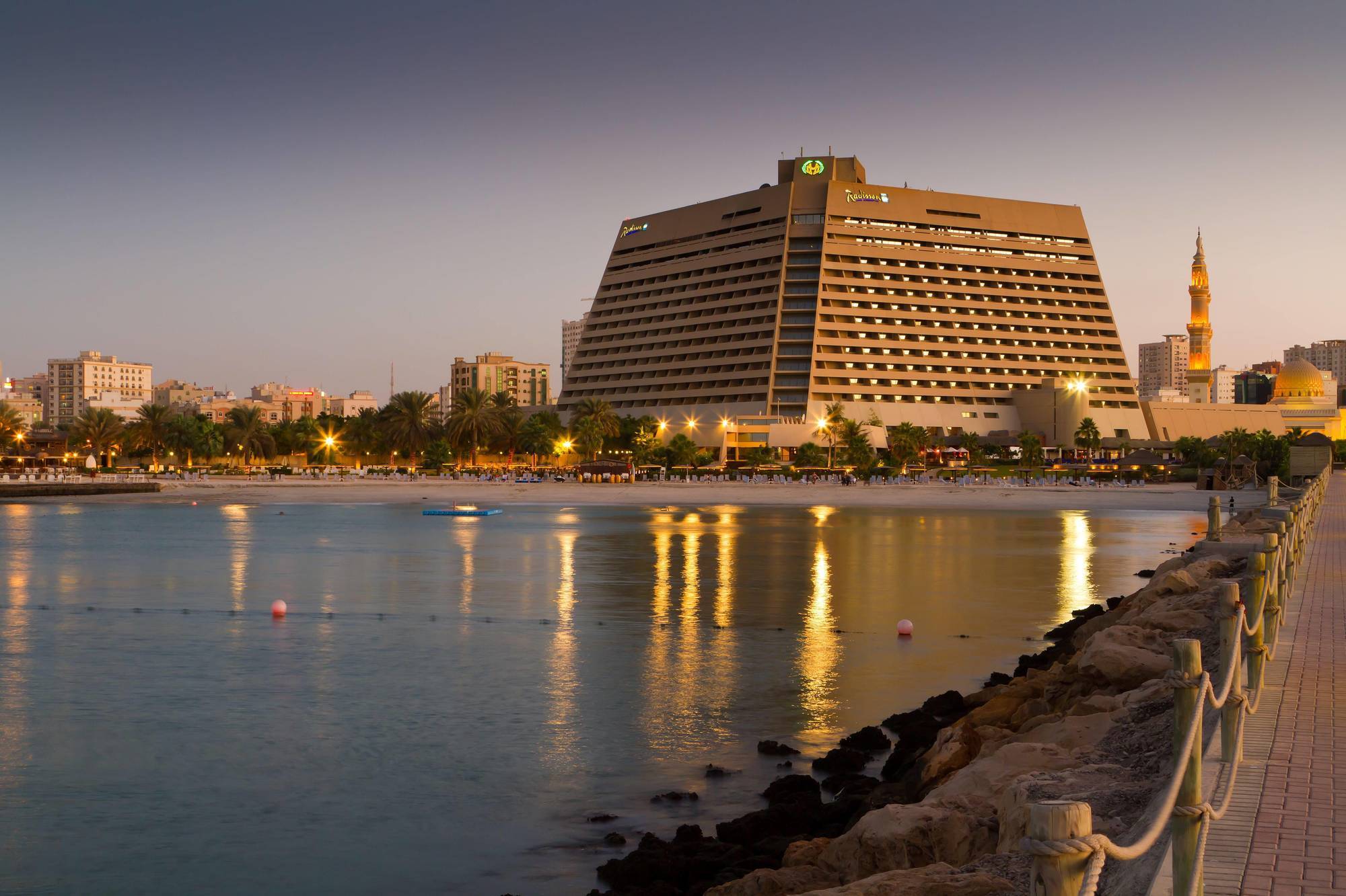Radisson Blu Resort, Sharjah Bagian luar foto The Crowne Plaza Hotel in Muharrak