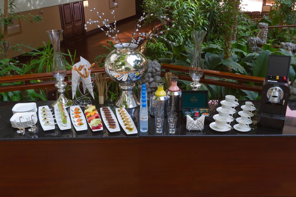 Radisson Blu Resort, Sharjah Bagian luar foto A cocktail bar