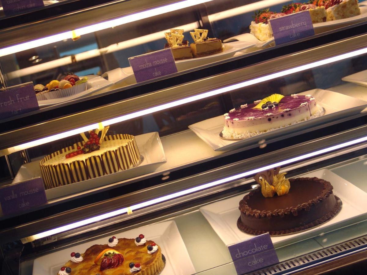 Radisson Blu Resort, Sharjah Bagian luar foto Cakes in a display case
