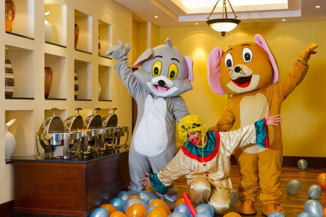Radisson Blu Resort, Sharjah Bagian luar foto Tom and Jerry at a party