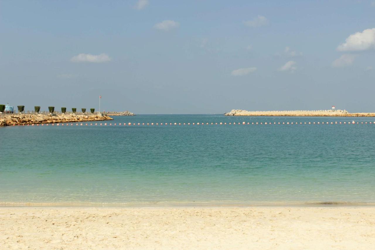 Radisson Blu Resort, Sharjah Bagian luar foto The beach at the resort