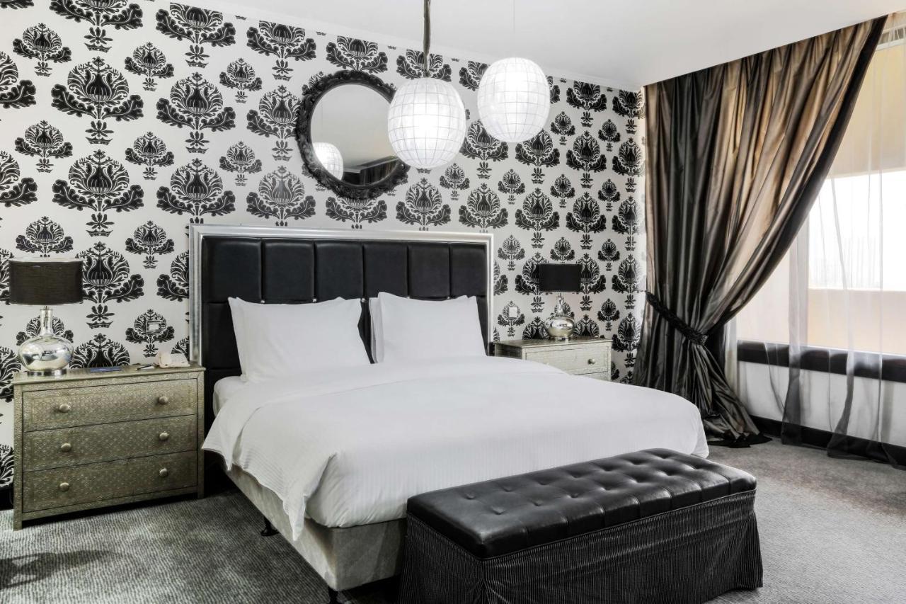 Radisson Blu Resort, Sharjah Bagian luar foto A bedroom with damask wallpaper