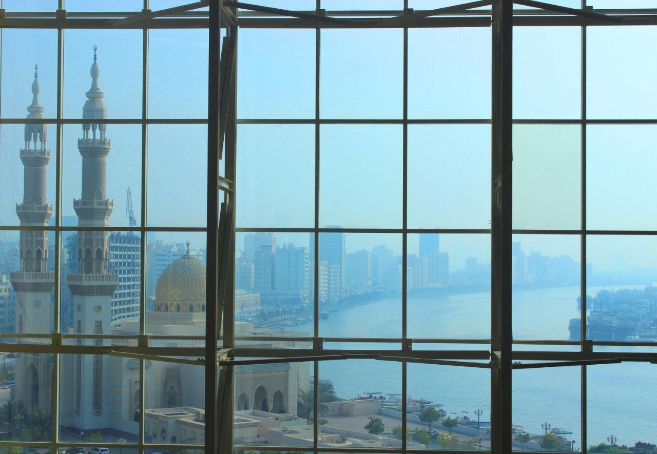 Radisson Blu Resort, Sharjah Bagian luar foto View of the Grand Mosque from the Burj Al Mamlaka