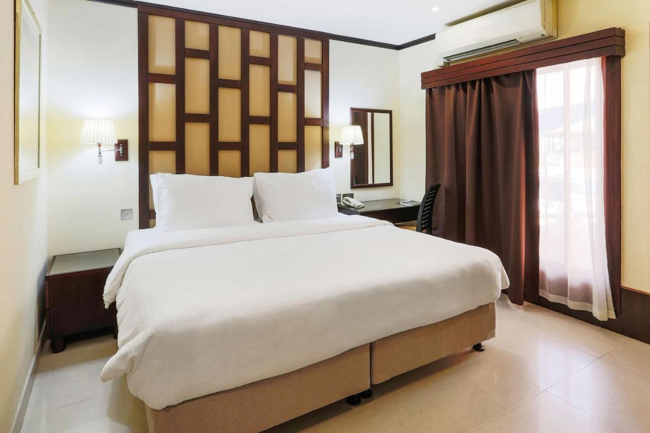 Radisson Blu Resort, Sharjah Bagian luar foto A bedroom at the hotel