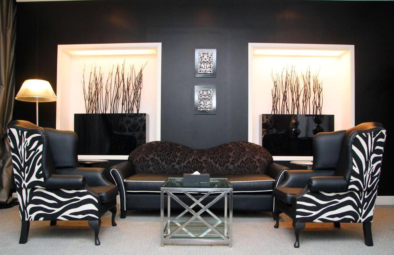 Radisson Blu Resort, Sharjah Bagian luar foto Zebra print furniture